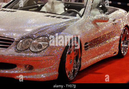 Una Mercedes Benz SL600 con una pelle aftermarket di Finta gemma Pietre è in mostra presso la Auto Show 2007 a Los Angeles il 16 novembre 2007. (UPI Photo/ Phil McCarten) Foto Stock