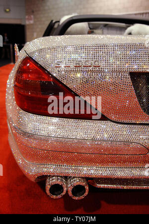 Una Mercedes Benz SL600 con una pelle aftermarket di Finta gemma Pietre è in mostra presso la Auto Show 2007 a Los Angeles il 16 novembre 2007. (UPI Photo/ Phil McCarten) Foto Stock