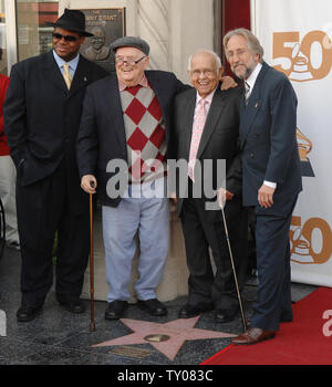 Jimmy Jam, che presiede la Recording Academy, Pierre Cosetet, ex produttore esecutivo dei Grammy Awards, Johnny Grant, onorario sindaco di Hollywood e e Neil Portnow, presidente e CEO di La Recording Academy (L-R), si riuniscono di fronte alla Walk of Fame stella sulla Hollywood Boulevard a Los Angeles il 29 novembre 2007, dopo la Hollywood Historic Trust ha presentato la Recording Academy con un premio di eccellenza star in riconoscimento dell'accademia del 50 anno contributo al settore della musica. (UPI foto/Jim Ruymen). Foto Stock