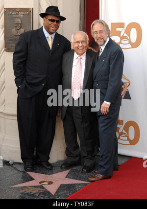 Jimmy Jam, che presiede la Recording Academy, Johnny Grant, onorario sindaco di Hollywood e e Neil Portnow, presidente e CEO di La Recording Academy (L-R), si riuniscono di fronte alla Walk of Fame stella sulla Hollywood Boulevard a Los Angeles il 29 novembre 2007, dopo la Hollywood Historic Trust ha presentato la Recording Academy con un premio di eccellenza star in riconoscimento dell'accademia del 50 anno contributo al settore della musica. (UPI foto/Jim Ruymen) Foto Stock