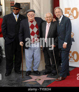 Jimmy Jam, che presiede la Recording Academy, Pierre Cosetet, ex produttore esecutivo dei Grammy Awards, Johnny Grant, onorario sindaco di Hollywood e e Neil Portnow, presidente e CEO di La Recording Academy (L-R), si riuniscono di fronte alla Walk of Fame stella sulla Hollywood Boulevard a Los Angeles il 29 novembre 2007, dopo la Hollywood Historic Trust ha presentato la Recording Academy con un premio di eccellenza star in riconoscimento dell'accademia del 50 anno contributo al settore della musica. (UPI foto/Jim Ruymen) Foto Stock