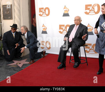 Jimmy Jam, Presidente dell'accademia della registrazione (L), Neil Portnow (C), presidente e CEO di La Recording Academy e Johnny Grant, onorario sindaco di Hollywood (R), si riuniscono intorno al recentemente svelato Walk of Fame stella sulla Hollywood Boulevard a Los Angeles il 29 novembre 2007, dopo la Hollywood Historic Trust ha presentato la Recording Academy con un premio di eccellenza star in riconoscimento dell'accademia del 50 anno contributo al settore della musica. (UPI foto/Jim Ruymen) Foto Stock