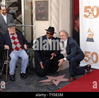 Pierre Cosetet, ex produttore esecutivo dei Grammy Awards, Jimmy Jam, che presiede la Recording Academy e Neil Portnow, presidente e CEO di La Recording Academy L-R), si riuniscono intorno al recentemente svelato Walk of Fame stella sulla Hollywood Boulevard a Los Angeles il 29 novembre 2007, dopo la Hollywood Historic Trust ha presentato la Recording Academy con un premio di eccellenza star in riconoscimento dell'accademia del 50 anno contributo al settore della musica. (UPI foto/Jim Ruymen) Foto Stock