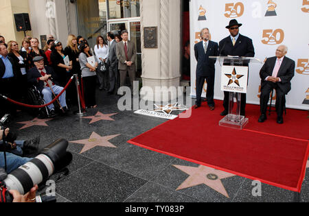 Jimmy Jam, Presidente dell'accademia della registrazione parla a podio come Neil Portnow (L), presidente e CEO di La Recording Academy e Johnny Grant, onorario sindaco di Hollywood guarda su durante una cerimonia di inaugurazione sulla Hollywood Walk of Fame Star a Los Angeles il 29 novembre 2007. L'Hollywood Historic Trust ha presentato la Recording Academy con un premio di eccellenza star in riconoscimento dell'accademia del 50 anno contributo al settore della musica. (UPI foto/Jim Ruymen). Foto Stock