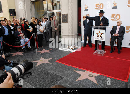 Jimmy Jam, Presidente dell'accademia della registrazione parla a podio come Neil Portnow (L), presidente e CEO di La Recording Academy e Johnny Grant, onorario sindaco di Hollywood guarda su durante una cerimonia di inaugurazione sulla Hollywood Walk of Fame Star a Los Angeles il 29 novembre 2007. L'Hollywood Historic Trust ha presentato la Recording Academy con un premio di eccellenza star in riconoscimento dell'accademia del 50 anno contributo al settore della musica. (UPI foto/Jim Ruymen) Foto Stock