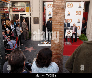 Jimmy Jam (L), che presiede la Recording Academy e honrary sindaco di Hollywood Johnny Grant (R) cercare su come Neil Portnow (C), presidente e CEO di La Recording Academy parla durante una cerimonia di inaugurazione sulla Hollywood Walk of Fame Star a Los Angeles il 29 novembre 2007. L'Hollywood Historic Trust ha presentato la Recording Academy con un premio di eccellenza star in riconoscimento dell'accademia del 50 anno contributo al settore della musica. (UPI foto/Jim Ruymen) Foto Stock