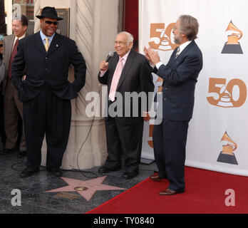 Jimmy Jam, che presiede la Recording Academy, Johnny Grant, onorario sindaco di Hollywood e e Neil Portnow, presidente e CEO di La Recording Academy (L-R) si riuniscono intorno al recentemente svelato la stella sulla Hollywood Walk of Fame a Los Angeles il 29 novembre 2007. L'Hollywood Historic Trust ha presentato la Recording Academy con un premio di eccellenza star in riconoscimento dell'accademia del 50 anno contributo al settore della musica. (UPI foto/Jim Ruymen) Foto Stock