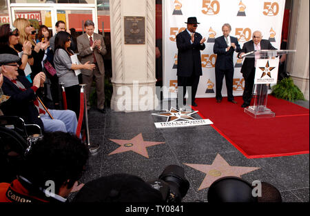 Jimmy Jam (L), che presiede la Recording Academy e Neil Portnow (C), presidente e CEO di La Recording Academy di ascoltare come Johnny Grant, onorario sindaco di Hollywood parla durante una cerimonia di inaugurazione sulla Hollywood Walk of Fame Star a Los Angeles il 29 novembre 2007. L'Hollywood Historic Trust ha presentato la Recording Academy con un premio di eccellenza star in riconoscimento dell'accademia del 50 anno contributo al settore della musica. (UPI foto/Jim Ruymen) Foto Stock