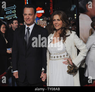 Usa attore Tom Hanks (L), un membro del cast in motion picture drama 'Charlie Wilson Guerra dell', assiste la premiere del film con la moglie, attrice Rita Wilson a Los Angeles il 10 dicembre 2007. Il film è basato sulla storia vera di Texas socialite Joanne aringa e membro del Congresso statunitense Charlie Wilson. Julia Roberts ritrae le aringhe e Tom Hanks raffigura Wilson nel film. (UPI foto/Jim Ruymen) Foto Stock