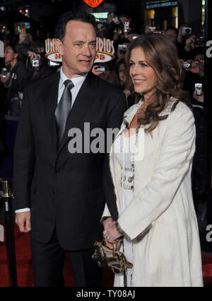 Usa attore Tom Hanks (L), un membro del cast in motion picture drama 'Charlie Wilson Guerra dell', assiste la premiere del film con la moglie, attrice Rita Wilson a Los Angeles il 10 dicembre 2007. Il film è basato sulla storia vera di Texas socialite Joanne aringa e membro del Congresso statunitense Charlie Wilson. Julia Roberts ritrae le aringhe e Tom Hanks raffigura Wilson nel film. (UPI foto/Jim Ruymen) Foto Stock
