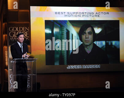 Il giornalista di intrattenimento Jim Moret annuncia attore spagnolo Javier Bardem come vincitore del miglior attore non protagonista motion picture Golden Globe Award per il suo ruolo in "nessun paese per gli uomini anziani', al sessantacinquesimo Annuale di Golden Globe Awards news conferenza di Beverly Hills, la California il 13 gennaio 2008. (UPI foto/Jim Ruymen). Foto Stock