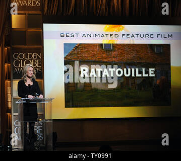 Presenter Lara Spencer annuncia "Ratatouille" come il vincitore del Golden Globe per il miglior lungometraggio animato, nel corso di una conferenza stampa per il sessantacinquesimo Annuale di Golden Globe Awards a Beverly Hills, la California il 13 gennaio 2008. (UPI foto/Jim Ruymen). Foto Stock