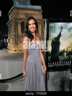 L'attrice ODETTE Yustman, un membro del cast in motion picture sci-fi thriller ' Cloverfield', assiste la premiere del film al Paramount Studios di Los Angeles il 16 gennaio 2008. (UPI foto/Jim Ruymen) Foto Stock