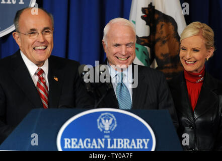 L'ex sindaco di New York City Rudy Giuliani (L) parla prima della CNN/Los Angeles Times repubblicano dibattito presidenziale a Ronald Reagan Presidential Library in Simi Valley, in California, il 30 gennaio 2008 dove ha formalmente ritirato dal repubblicano nomina presidenziale gara e avallato rivale noi candidato presidenziale repubblicano John McCain (R-AZ) (C). A destra è McCain la moglie Cindy. (UPI foto/Jim Ruymen) Foto Stock