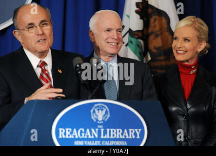 L'ex sindaco di New York City Rudy Giuliani (L) parla prima della CNN/Los Angeles Times repubblicano dibattito presidenziale a Ronald Reagan Presidential Library in Simi Valley, in California, il 30 gennaio 2008, dove egli ha formalmente ritirato dal repubblicano nomina presidenziale gara e avallato rivale noi candidato presidenziale repubblicano John McCain (R-AZ) (C). A destra è McCain la moglie Cindy. (UPI foto/Jim Ruymen) Foto Stock