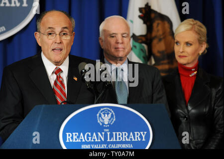 L'ex sindaco di New York City Rudy Giuliani (L) parla prima della CNN/Los Angeles Times repubblicano dibattito presidenziale a Ronald Reagan Presidential Library in Simi Valley, in California, il 30 gennaio 2008, dove egli ha formalmente ritirato dal repubblicano nomina presidenziale gara e avallato rivale noi candidato presidenziale repubblicano John McCain (R-AZ) (C). A destra è McCain la moglie Cindy. (UPI foto/Jim Ruymen) Foto Stock