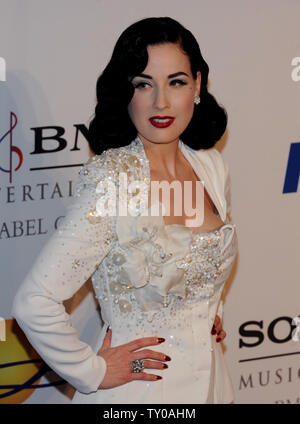 Dita Von Teese assiste il Clive Davis pre-Grammy party a Beverly Hills, la California il 9 febbraio 2008. (UPI foto/Jim Ruymen) Foto Stock
