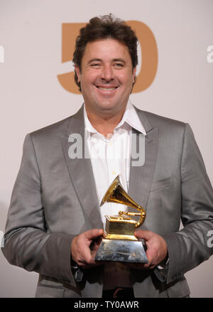 Vince Gill appare dietro le quinte con il suo premio in occasione del cinquantesimo Annual Grammy Awards alla Staples Center a Los Angeles il 10 febbraio 2008. (UPI foto/Fil McCarten) Foto Stock