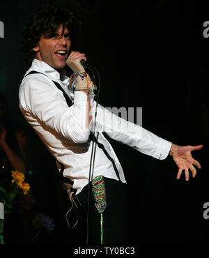 Il cantante Mika esegue in concerto al Wiltern Theatre di Los Angeles il 11 febbraio 2008. (UPI foto/David Silpa) Foto Stock
