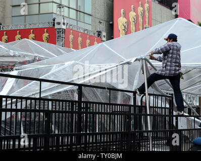 In previsione della pioggia, lavoratori mettere una tenda nell'area che ospiterà il tappeto rosso al di fuori del Teatro Kodak per l'ottantesimo annuale di Academy Awards nella sezione di Hollywood di Los Angeles il 19 febbraio 2008. La mostra sarà teletrasmesso in diretta su ABC, domenica 24 febbraio. (UPI foto/Jim Ruymen) Foto Stock