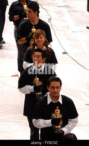 Gli studenti provenienti da registi Inner-City portano il 50 Oscar statuette per l'ottantesimo annuale di Academy Awards giù il tappeto rosso per il Kodak Theatre durante la sfilata di Oscar in Hollywood, la California il 23 febbraio 2007. (UPI foto/Roger L. Wollenberg) Foto Stock