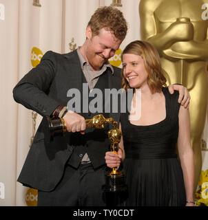 Glen Hansard (L) e Marketa Irglova tenere l'Oscar hanno vinto per il miglior risultato in musica (brano originale) per 'caduta lentamente" dal film "Una volta" all'ottantesimo Academy Awards di Hollywood di Febbraio 24, 2008. (UPI foto/Fil McCarten) Foto Stock