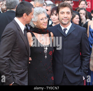 Attore spagnolo Javier Bardem (R), un miglior attore non protagonista Oscar nominee per 'nessun paese per gli uomini anziani", sua Madre Pilar e suo fratello Carlos arrivare per l'ottantesimo annuale di Academy Awards il Kodak Theatre in Hollywood, la California il 24 febbraio 2008. (UPI foto/Terry Schmitt) Foto Stock