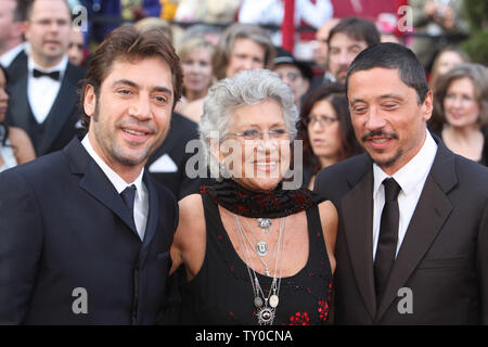 Attore spagnolo Javier Bardem (L), un miglior attore non protagonista Oscar nominee per 'nessun paese per gli uomini anziani " , di sua madre Pilar e suo fratello Carlos arrivare per l'ottantesimo annuale di Academy Awards il Kodak Theatre in Hollywood, la California il 24 febbraio 2008. (UPI foto/Terry Schmitt) Foto Stock