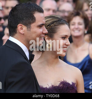 Jessica Alba (R) e Cash Warren arriva per l'ottantesimo annuale di Academy Awards il Kodak Theatre in Hollywood, la California il 24 febbraio 2008. (UPI foto/Terry Schmitt) Foto Stock