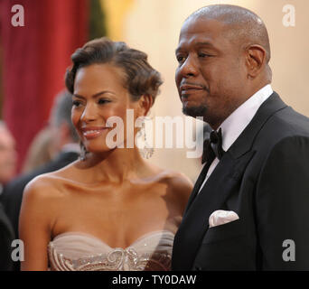 Forest Whitaker (R) e sua moglie Keisha arrivare per l'ottantesimo annuale di Academy Awards il Kodak Theatre in Hollywood, la California il 24 febbraio 2008. (UPI foto/Fil McCarten) Foto Stock