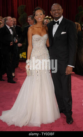 Forest Whitaker (R) e sua moglie Keisha arrivare per l'ottantesimo annuale di Academy Awards il Kodak Theatre in Hollywood, la California il 24 febbraio 2008. (UPI foto/Fil McCarten) Foto Stock