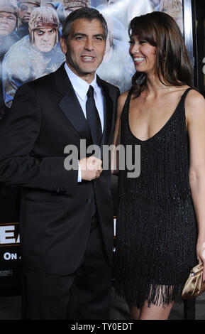 Attore George Clooney, un membro del cast in motion picture sport commedia "Leatherheads" assiste la premiere del film con Sarah Larson a Grauman's Chinese Theater nella sezione di Hollywood di Los Angeles il 31 marzo 2008. (UPI foto/Jim Ruymen) Foto Stock