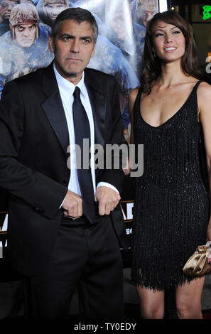 Attore George Clooney, un membro del cast in motion picture sport commedia "Leatherheads" assiste la premiere del film con Sarah Larson a Grauman's Chinese Theater nella sezione di Hollywood di Los Angeles il 31 marzo 2008. (UPI foto/Jim Ruymen) Foto Stock