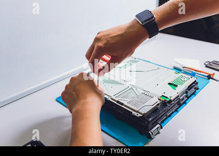 Vista dall'alto di un pulito e splendente video della console di gioco dopo il servizio di pulizia interna Foto Stock