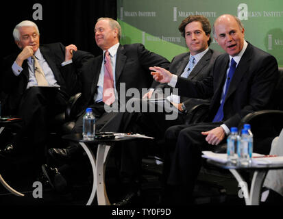 Thomas Donohue, presidente e CEO di U.S. Camera di Commercio di Luis de la Calle, direttore e fondatore Partner di de la Calle, Madrazo, Mancera, S.C., Thomas McLarty III e Tommaso d'Aquino (L-R) partecipare al NAFTA sotto assalto: rivalutare il suo impatto pannello al 2008 Istituto Milken conferenza globale di Beverly Hills, la California il 29 aprile 2008. (UPI foto/Jim Ruymen) Foto Stock