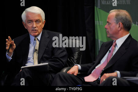 Thomas Donohue (L), presidente e CEO di U.S. Camera di Commercio e Luis de la Calle, direttore e fondatore Partner di de la Calle, Madrazo, Mancera, S.C., partecipare al NAFTA sotto assalto: rivalutare il suo impatto pannello al 2008 Istituto Milken conferenza globale di Beverly Hills, la California il 29 aprile 2008. (UPI foto/Jim Ruymen) Foto Stock