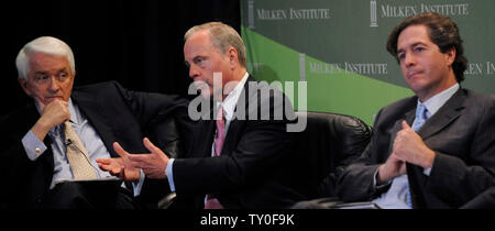 Thomas Donohue, presidente e CEO di U.S. Camera di Commercio di Luis de la Calle, direttore e fondatore Partner di de la Calle, Madrazo, Mancera, S.C. e Thomas McLarty III, presidente di McLarty Associates e ex capo del personale per l'ex presidente degli Stati Uniti Bill Clinton (L-R) partecipare al NAFTA sotto assalto: rivalutare il suo impatto pannello al 2008 Istituto Milken conferenza globale di Beverly Hills, la California il 29 aprile 2008. (UPI foto/Jim Ruymen) Foto Stock