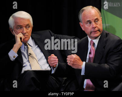 Thomas Donohue (L), presidente e CEO di U.S. Camera di Commercio e Luis de la Calle, direttore e fondatore Partner di de la Calle, Madrazo, Mancera, S.C., partecipare al NAFTA sotto assalto: rivalutare il suo impatto pannello al 2008 Istituto Milken conferenza globale di Beverly Hills, la California il 29 aprile 2008. (UPI foto/Jim Ruymen) Foto Stock