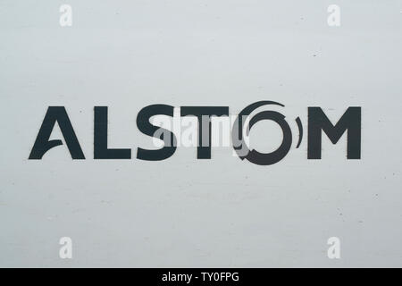 Il logo della multinazionale francese Alstom in azienda, specializzata nei servizi di trasporto ferroviario, è visibile sul lato di una Vergine treno pendolino. Foto Stock