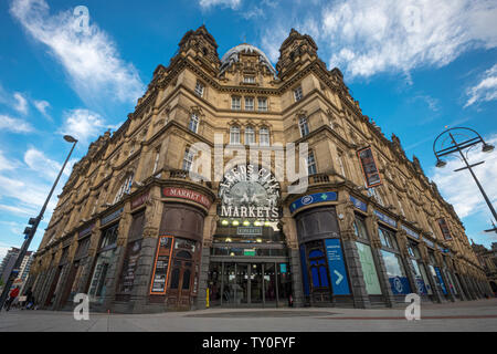 LEEDS, Regno Unito - 2 giugno 2019: Kirkgate Market, il più grande mercato coperto in Europa, Leeds, Regno Unito Foto Stock