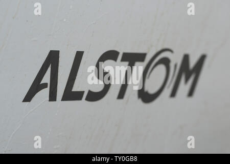 Il logo della multinazionale francese Alstom in azienda, specializzata nei servizi di trasporto ferroviario, è visibile sul lato di una Vergine treno pendolino. Foto Stock