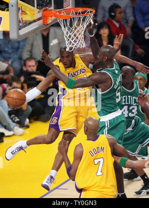 Los Angeles Lakers di Kobe Bryant passa intorno a Boston Celtics' Kevin Garnett nel gioco 3 del NBA finali a Staples Center a Los Angeles il 10 giugno 2008. I Lakers sconfissero i Celtics 87-81 per allontanare un foro 3-0 in best-of-sette serie. I Celtics portano la serie 2-1. (UPI foto/Lazlo Fitz) Foto Stock