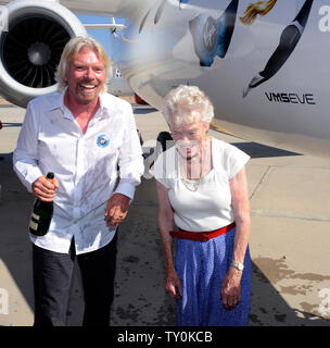 Virgin Group del miliardario fondatore Richard Branson contiene una bottiglia di champagne come egli battezza Virgin Galactic's mothership WhiteKnightTwo, Eve, in onore di sua madre Eva Branson (L) durante il suo pubblico di roll-out in Mojave, la California il 28 luglio 2008. Il twin fusoliera aeromobile White Knight due porterà astronave due per il lancio di passeggeri commerciali nello spazio. (UPI foto/Jim Ruymen) Foto Stock