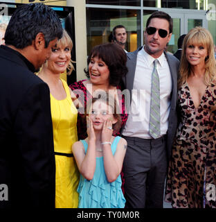 George Lopez, Radha Mitchell, Adriana Barraza, Morgan Lily (in primo piano), Luca Wilson e Cheryl Hines (L-R), membri del cast nella commedia drammatica motion picture "Henry Poole è qui", raccogliere sul tappeto rosso durante la premiere del film al Arclight Glossari Affini cupola in Los Angeles il 7 agosto 2008. (UPI foto/Jim Ruymen) Foto Stock