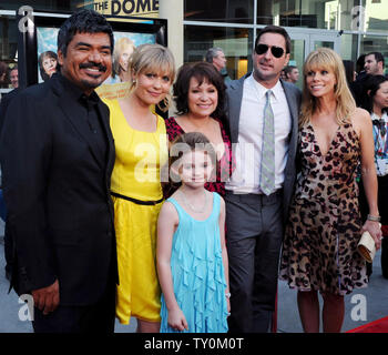 George Lopez, Radha Mitchell, Adriana Barraza, Morgan Lily (in primo piano), Luca Wilson e Cheryl Hines (L-R), membri del cast nella commedia drammatica motion picture "Henry Poole è qui", raccogliere sul tappeto rosso durante la premiere del film al Arclight Glossari Affini cupola in Los Angeles il 7 agosto 2008. (UPI foto/Jim Ruymen) Foto Stock