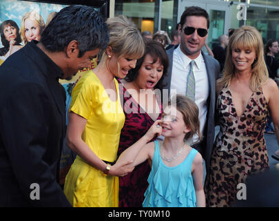 George Lopez, Radha Mitchell, Adriana Barraza, Morgan Lily (in primo piano), Luca Wilson e Cheryl Hines (L-R), membri del cast nella commedia drammatica motion picture "Henry Poole è qui", raccogliere sul tappeto rosso durante la premiere del film al Arclight Glossari Affini cupola in Los Angeles il 7 agosto 2008. (UPI foto/Jim Ruymen) Foto Stock