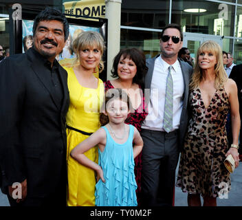 George Lopez, Radha Mitchell, Adriana Barraza, Morgan Lily (in primo piano), Luca Wilson e Cheryl Hines (L-R), membri del cast nella commedia drammatica motion picture "Henry Poole è qui", raccogliere sul tappeto rosso durante la premiere del film al Arclight Glossari Affini cupola in Los Angeles il 7 agosto 2008. (UPI foto/Jim Ruymen) Foto Stock