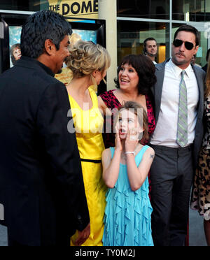 George Lopez, Radha Mitchell, Adriana Barraza, Morgan Lily (in primo piano) e Luca Wilson (L-R), membri del cast nella commedia drammatica motion picture "Henry Poole è qui", raccogliere sul tappeto rosso durante la premiere del film al Arclight Glossari Affini cupola in Los Angeles il 7 agosto 2008. (UPI foto/Jim Ruymen) Foto Stock