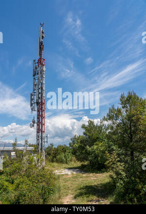 Rurale torre cellulare in Croazia fornendo servizio di telefono cellulare Foto Stock