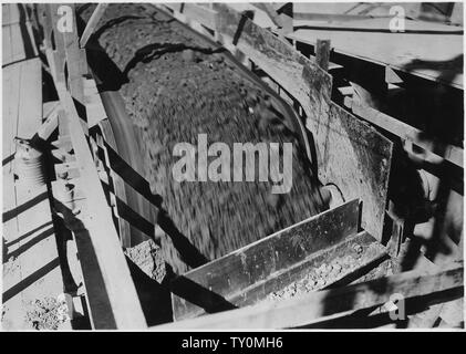 Dettaglio del punto di trasferimento o il mozzo sul sistema di trasporto a nastro.; Portata e contenuto: fotografia dal volume due di una serie di album di foto per documentare la costruzione del Grand Coulee Dam e i relativi lavori sul bacino di Columbia progetto. Foto Stock